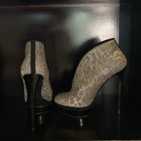 GREAT CONDITION Brian Atwood “Fortosa” stiletto booties size 6 silver/gold - Picture 2 of 3